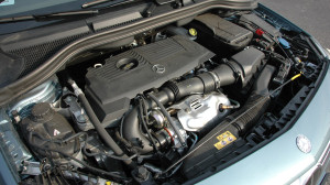 Mercedes-Benz B180 egyterű motorja kultúráltan jár.