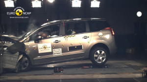 Peugeot 5008 egyterű törésteszt