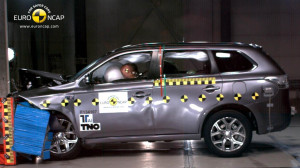 Mitsubishi Outlander PHEV családi autó törésteszt