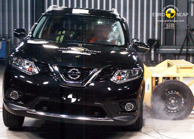 Nissan X-Trail családi SUV törésteszt